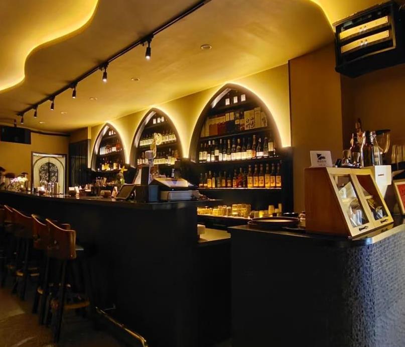 重慶酒吧裝修效果圖，非常有格調，燈光柔和